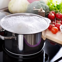 ◯◯でもう吹きこぼれない！パスタやうどんに使える超便利テク