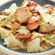 【気になるレシピ、作ってみた】ご飯もお酒も進むひと皿！「鶏ももキャベツの味噌マヨガーリック」を作ってみた！