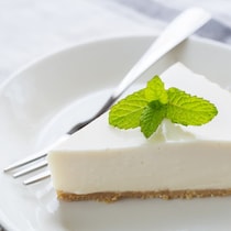 つくれぽ700件超え！水切りヨーグルトであっさり美味な「レアチーズケーキ風」レシピ
