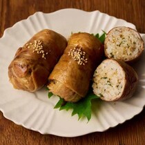 ご飯にアレを混ぜるだけで格上げ！がっつり「肉巻きおにぎり」