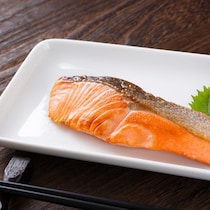 ◯◯を塗るだけ！特売の鮭でも「ふんわり焼ける」裏ワザ