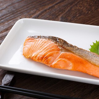 ◯◯を塗るだけ!特売の鮭でも「ふんわり焼ける」裏ワザ