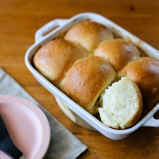 再生数245万回超えのバズレシピ！初心者でも感動のふわふわに◎「こねないバターロール」