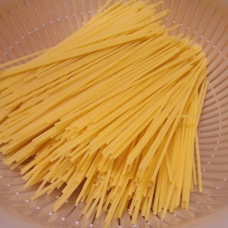 【便利ワザ】パスタや焼きそばの麺が速攻ソースに絡む方法はコレ!