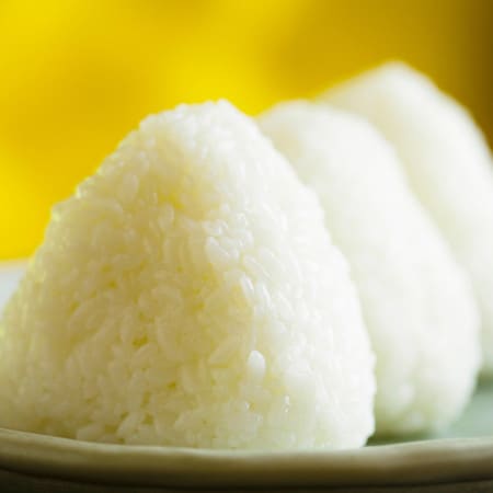 忙しい朝に助かる!「手が汚れない」おにぎりの作り方4選