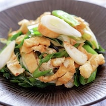 600人以上が絶賛！箸が止まらなくなる簡単おつまみ「白ねぎと油揚げの炒め物」作ってみた