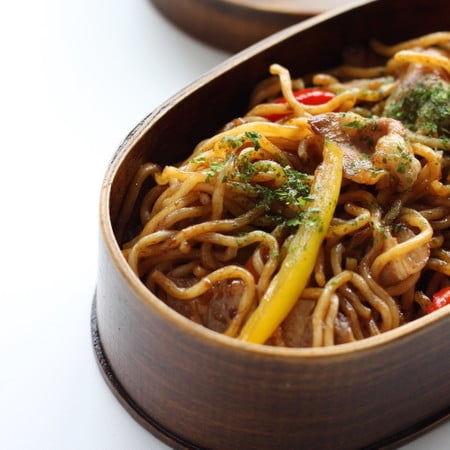 翌日のお弁当もへっちゃら！「麺が固まらない焼きそば」が意外な方法でできた