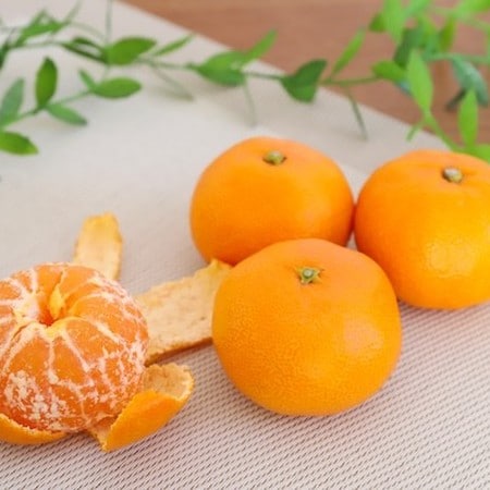 【食べやすい】皮を剥くだけで「みかん」の白い筋が取れる裏ワザ！