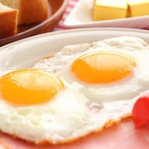 焼き方ひとつでここまで変わる◎おいしい「カリカリ目玉焼き」の作り方