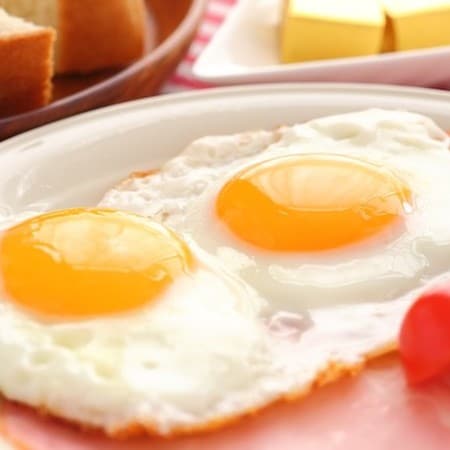 焼き方ひとつでここまで変わる◎おいしい「カリカリ目玉焼き」の作り方