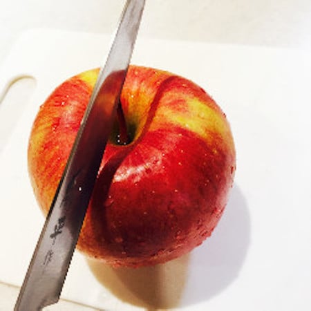 【簡単テク】果実の部分を最大限味わえる！「りんご」の無駄のない切り方