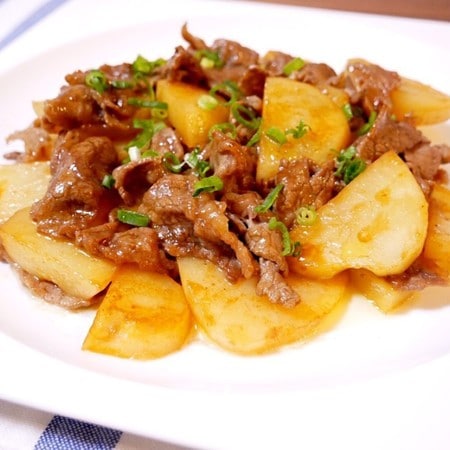 ボリュームたっぷり◎「豚バラ×じゃがいも炒め」レシピ