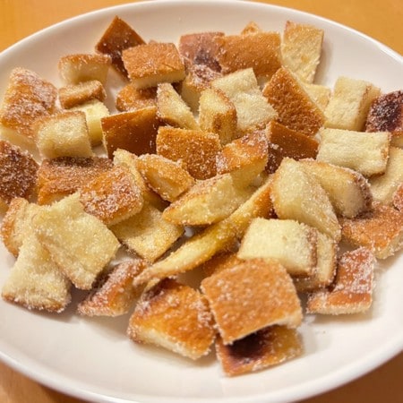 フライパンで即完成！余った食パンの耳で作る「揚げパン風おやつ」を試してみた