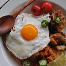 【裏ワザ】使うのは“菜箸”だけ！黄身がぷっくりしたキレイな「目玉焼き」の作り方