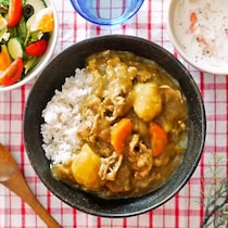 【500人絶賛レシピも】調味料を足すだけ！いつもの味を格上げしてくれる「カレーの隠し味」