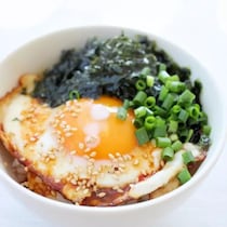 ズボラ飯だけどスペシャルな味！「目玉焼きご飯」バリエ5選