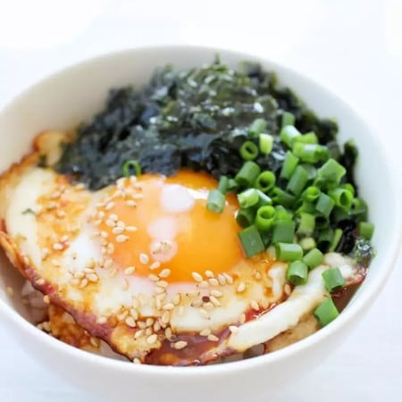 ズボラ飯だけどスペシャルな味！「目玉焼きご飯」バリエ5選