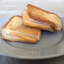 専用メーカー不要！とろ〜りアツアツ美味な「ハム＆チーズホットサンド」