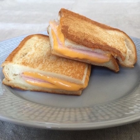 専用メーカー不要！とろ〜りアツアツ美味な「ハム＆チーズホットサンド」