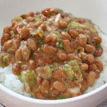 付属のタレだけじゃない！調味料次第でいろいろ楽しめる「納豆かけごはん」