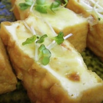 ボリューム満点！「厚揚げ」のチーズサンドがとろ〜りうまい