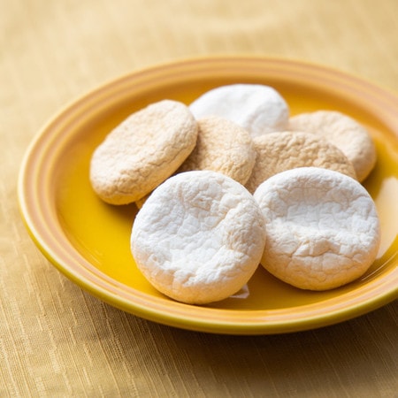 これは驚き！「マシュマロ」を◯◯するだけで“マカロン”風に