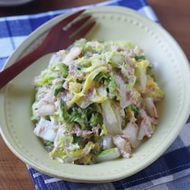 【殿堂入りレシピも】レンジや塩もみでかさが減る！白菜がもりもり食べられる無限ツナサラダ