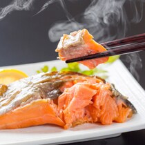 たったこれだけ!?「冷凍鮭」をふっくらおいしく食べる方法