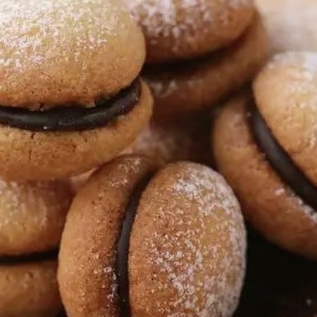 挟むことで高見えする「チョコサンドクッキー」