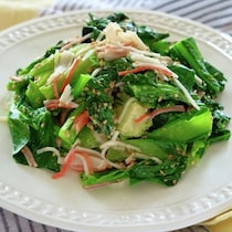 500人以上が「おいしい」と絶賛！レンジ3分で完成小松菜カニカマのごまマヨサラダ」作ってみた