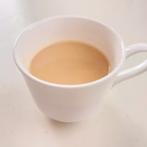 注ぐ順番を変えるだけで「濃厚ミルクティー」になるって本当？検証してみた