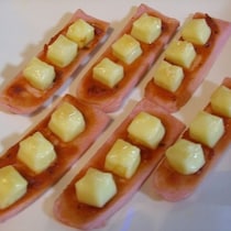 【速攻で簡単おつまみ】「魚肉ソーセージ」で作るミニミニピザ