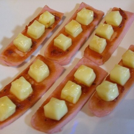 【速攻で簡単おつまみ】「魚肉ソーセージ」で作るミニミニピザ