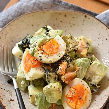 週末の晩酌にも◎おかずいらずの「アボカドのデリ風サラダ」