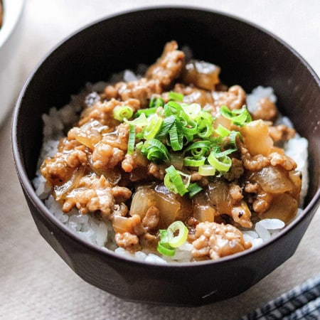 1900人絶賛!疲れた日に材料2つですぐ作れる「肉まん丼」