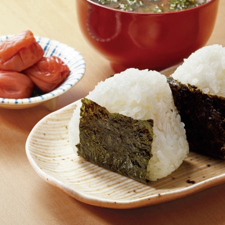 どこから食べても具が!手を汚さず「具だくさんおにぎり」を握る裏ワザ