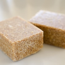 力を使わずラクラク粉々！「固形スープの素」を粉にする感動の裏ワザ