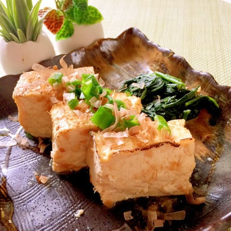 こっくり濃厚味がおいしい！「みそ煮込み焼き豆腐」が食べ応えたっぷり
