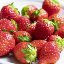 家にある◯◯で！「いちご」のヘタをきれいに取る裏ワザ