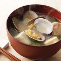 【裏ワザ】アレを振りかけると「あさりの味噌汁」が数倍おいしくなる！