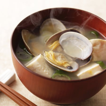 【裏ワザ】アレを振りかけると「あさりの味噌汁」が数倍おいしくなる！