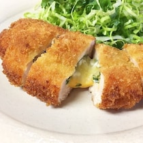 子どもも喜ぶ！カリッ＆とろ〜り食感がウマい「鶏むねチーズカツ」の簡単献立
