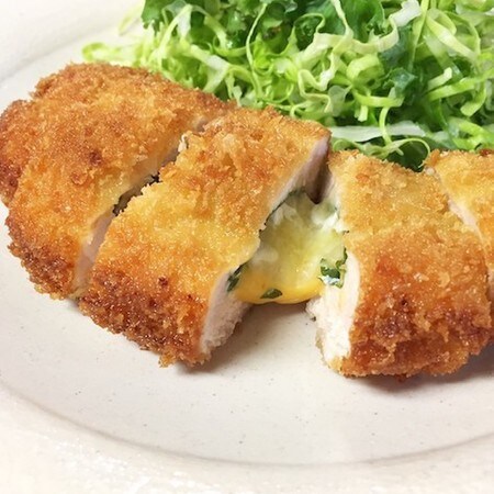 子どもも喜ぶ！カリッ＆とろ〜り食感がウマい「鶏むねチーズカツ」の簡単献立