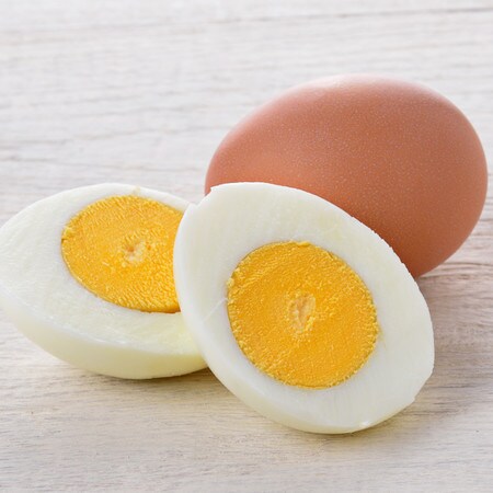 【裏ワザ】道具なしで「固ゆで卵」がスパッと切れる方法！
