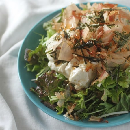 包丁も火も使わない！一人暮らしやあと一品足りないときにおすすめの殿堂入り「豆腐サラダ」