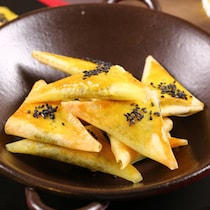 一度に30個できる！おつまみにちょうどいい「春巻きの皮パイ」