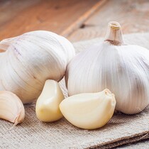 知らなかった！◯◯したら「にんにく」の皮と芯が同時に取れる