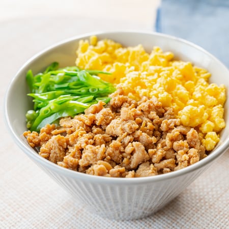 2000人が絶賛！お弁当にもおすすめな鉄板の「鶏そぼろ」の作り方