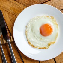 【裏ワザ】とろ〜り「目玉焼き」はアレを振りかけるとおいしく作れる！