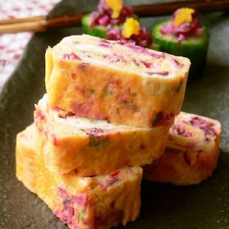 お弁当が一気にかわいく！「ピンクのたまご焼き」4選